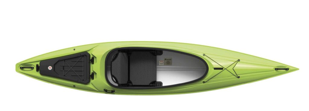 Ein grünes Kajak von oben, mit einem schwarzem Sitz und Gepäcknetz auf dem Deck.