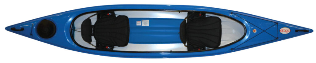 Blauer Kajak mit zwei Sitzen und Stauraum, von oben betrachtet.