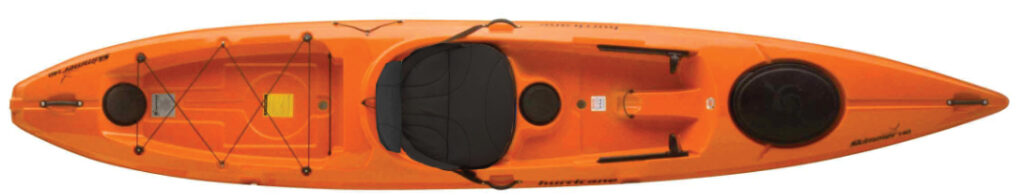 Ein oranges Kajak von oben, mit einem schwarzen Sitz und Stauraum im Heck.