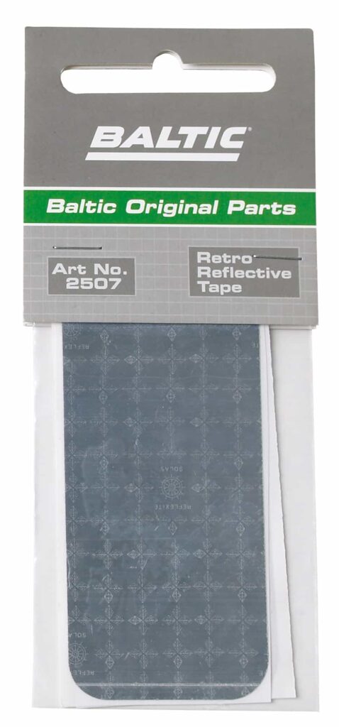 Verpackung mit retroreflektierendem Tape von Baltic, Artikelnummer 2507, auf grauem Hintergrund.
