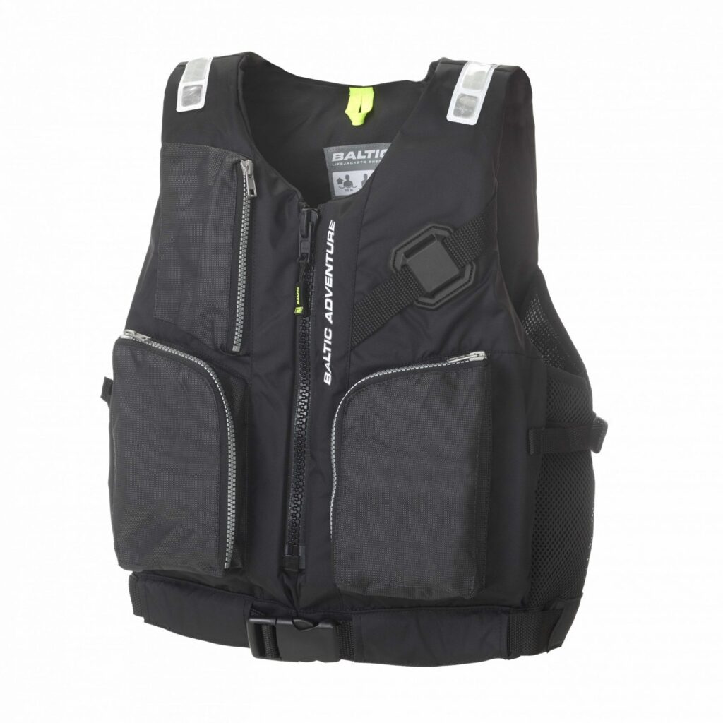 Schwarze Schwimmweste mit mehreren Taschen und reflektierenden Elementen für Sicherheit auf dem Wasser.