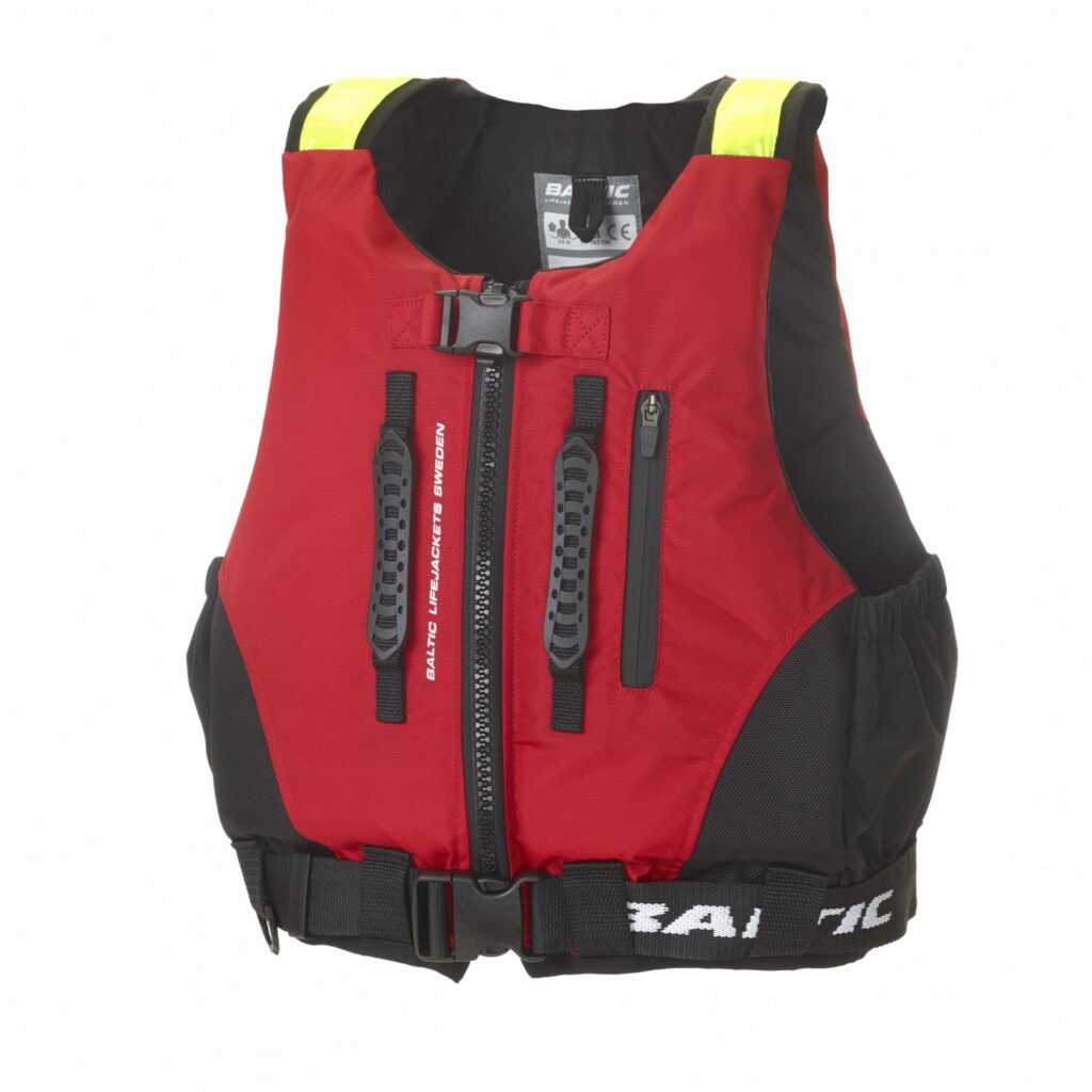 Rote Schwimmweste mit schwarzen und reflektierenden Elementen, Reißverschluss und seitlichen Taschen.