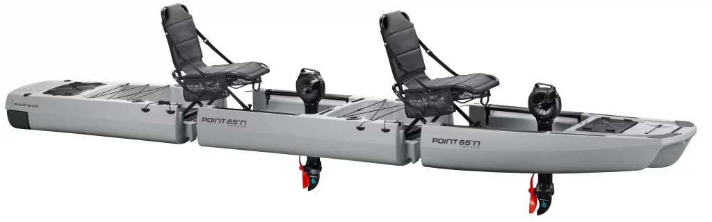 Zweisitziges Kajak mit zwei verstellbaren Sitzen und einem elektrischen Motor in grauer Farbe.