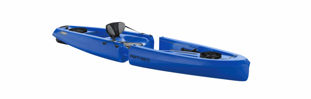 Blauer Doppelkajak mit Sitzen und Fußstützen, ideal für zwei Personen, auf weißem Hintergrund.