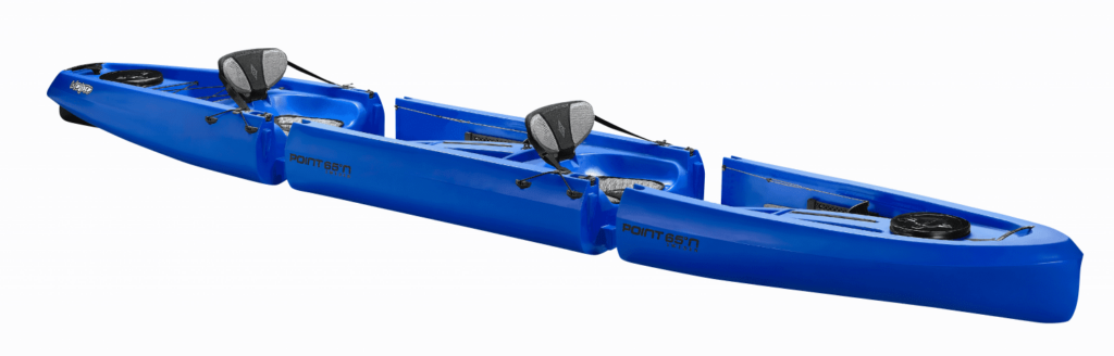 Blaues Tandem-Kajak mit zwei Sitzen und bequemen Rückenlehnen, ideal für zwei Personen auf dem Wasser.