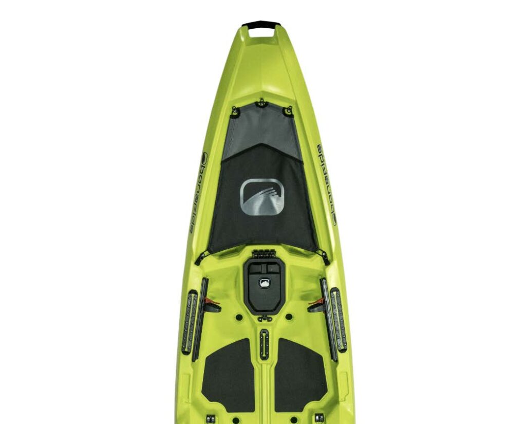 Obenansicht eines grünen Kajaks mit einem schwarzen Sitzbereich und verschiedenen Ausstattungselementen.
