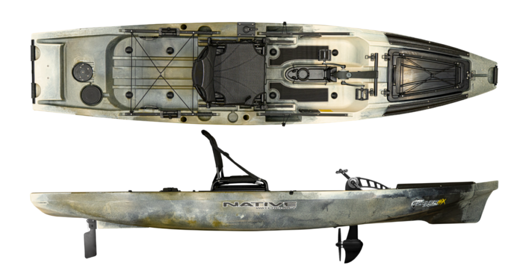 Obenansicht eines modernen Kajaks mit Sitz, Stauraum und Steuerungselementen in Camouflage-Farbe.