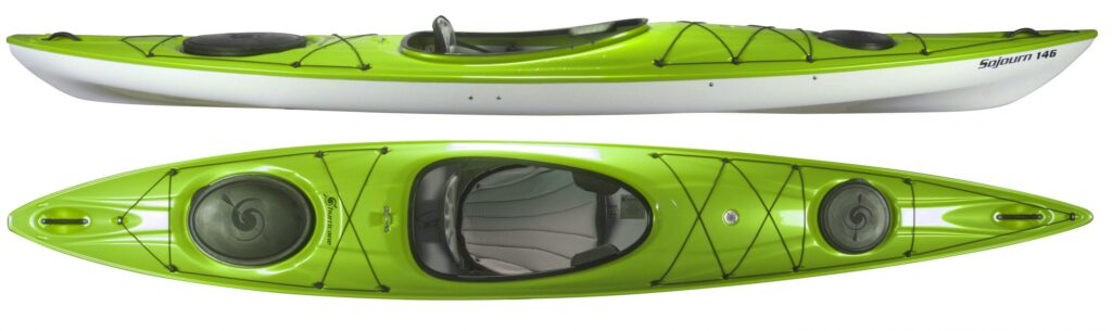 Ein grünes Kajak mit weißen Akzenten, von oben und von der Seite gezeigt, mit Luken und elastischen Leinen.