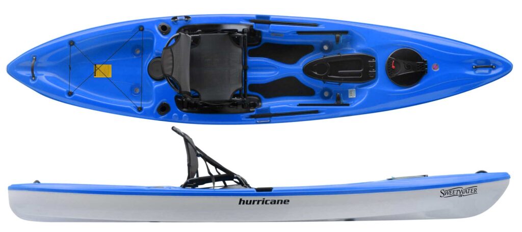 Blaues Kajak mit einem Sitz und Stauraum, von oben und seitlich betrachtet. Modell: Sweetwater 126.