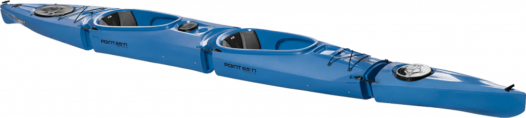 Blauer Kajak mit zwei Fahrersitzen und Gepäckluke, ideal für gemeinsamen Wassersport.